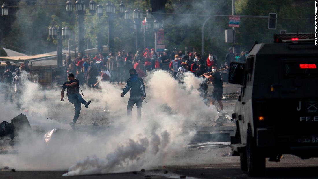 デモ隊と兵士が衝突する様子＝１９日、サンティアゴ/PABLO VERA/AFP/Getty Images