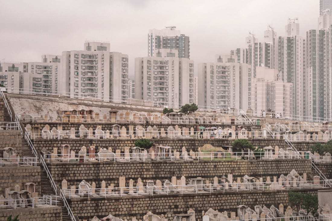 前景の墓地と後景の住宅地を対比させるような撮影も/Finbarr Fallon