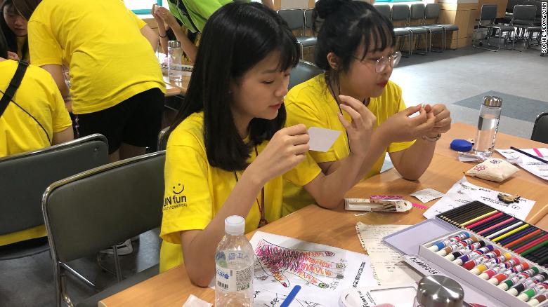 合宿で爪を装飾する創作活動に取り組む子どもたち/Sophie Jeong/CNN