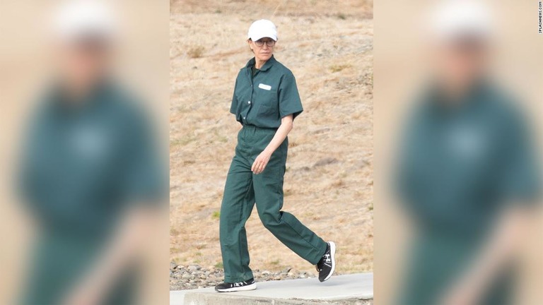 獄中の米女優フェリシティ・ハフマン受刑者をとらえた写真と映像が公になった/SplashNews.com