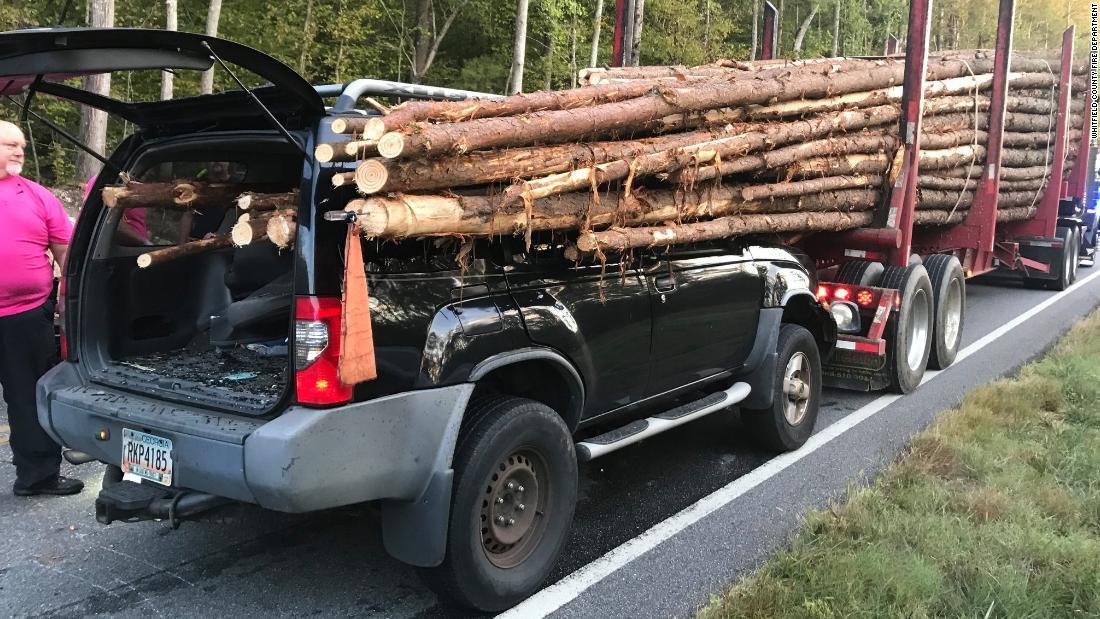 運転手を救出するために、まず材木を30~40本切断する必要があった/Whitfield County Fire Department