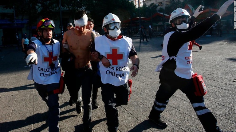 負傷したデモ参加者＝２０日、サンティアゴ/Marcelo Hernandez/Getty Images