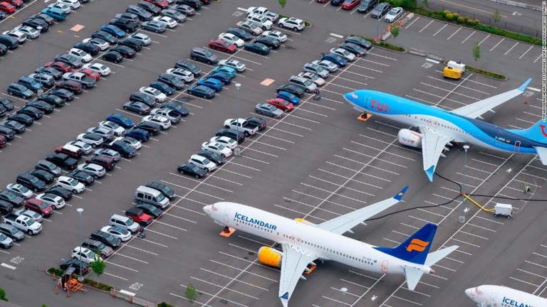 墜落事故を受け、運航停止となったボーイング７３７ＭＡＸ型旅客機/Stephen Brashear/Getty Images North America/Getty Images