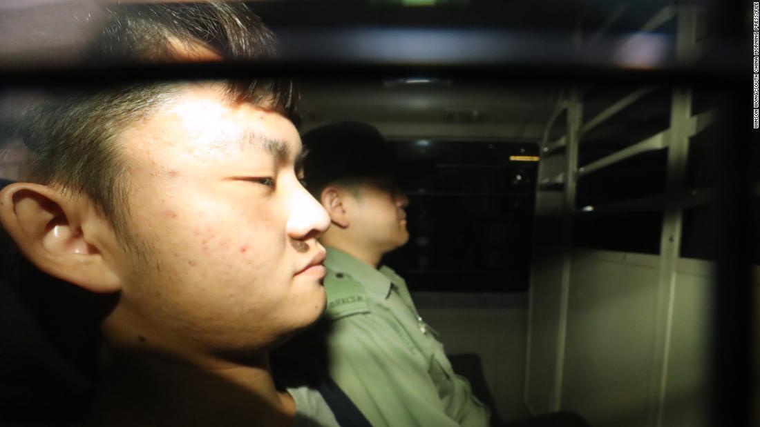 有罪判決を受け裁判所から移送される陳同佳元受刑者=2019年4月/Winson Wong/South China Morning Press/FILE