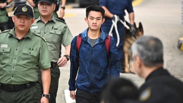 刑務所から歩いて出てくる陳同佳元受刑者＝２３日/PHILIP FONG/AFP/AFP via Getty Images