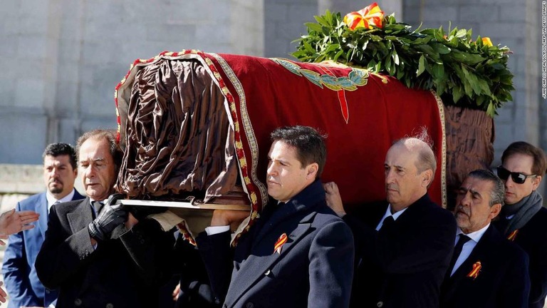 スペインの独裁政権を率いたフランコ総統のひつぎが、別の墓地に移された/JUAN CARLOS HIDALGO/POOL/AFP via Getty Images