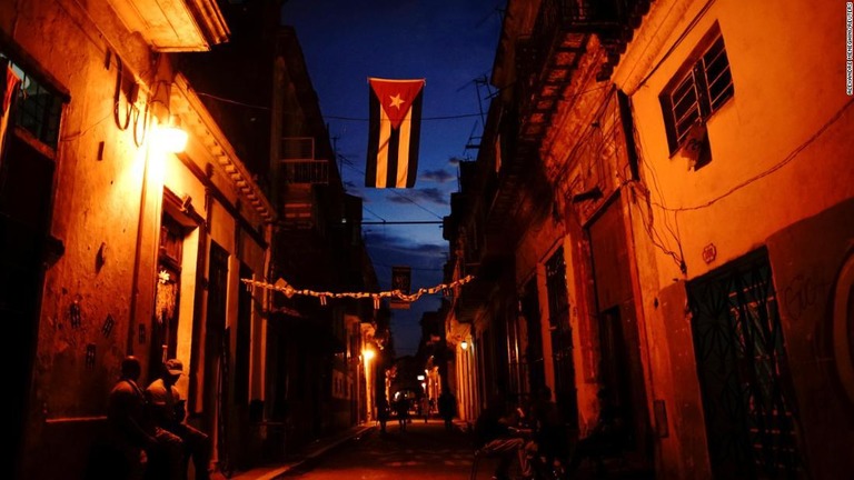 革命防衛委員会を祝して掲げられたキューバの国旗＝２０１８年９月２７日、首都ハバナ/ALEXANDRE MENEGHINI/REUTERS