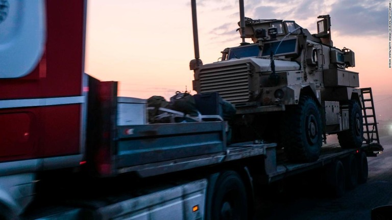 米軍の軍用車両約１８台がイラク北部からシリアに入った。油田地帯を守るためとみられている/Byron Smith/Getty Images Europe/Getty Images