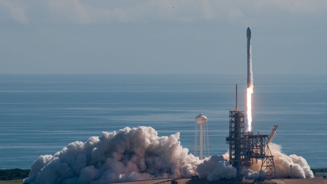 X37Bの打ち上げ時の様子。スペースXの「ファルコン9」ロケットが使われた