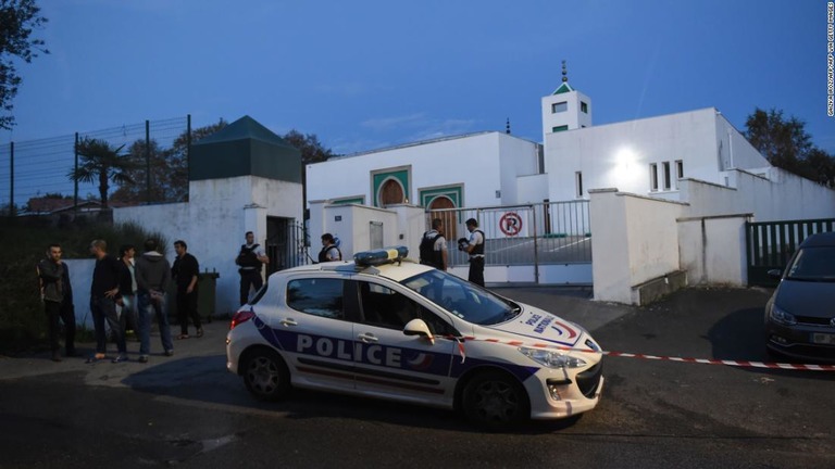 仏南西部バイヨンヌにあるモスクの近くで発砲があり、８４歳の男が逮捕された/GAIZKA IROZ/AFP/AFP via Getty Images
