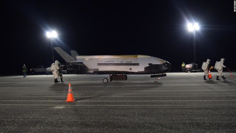 Ｘ３７Ｂは７８０日間に及んだミッションから地上に帰還/US Air Force