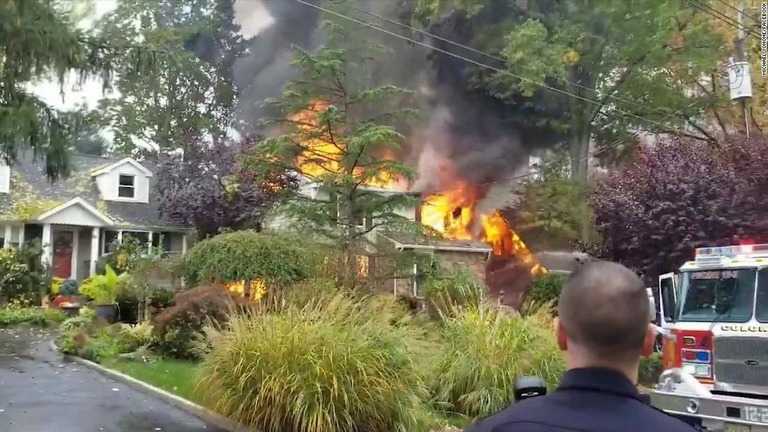 小型機が住宅地に墜落してパイロット１人が死亡、民家１棟で火災が発生した＝２９日、米ニュージャージー州/Michael Yonone/Facebook