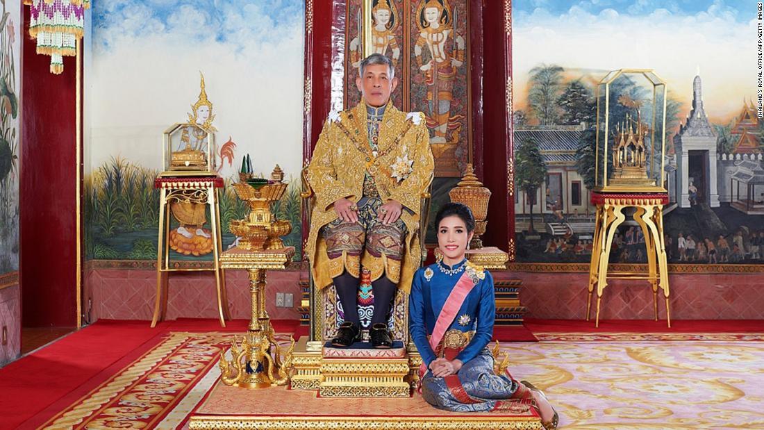 ワチラロンコン国王(左)はシニーナート・ウォンバジラパクディさんの称号や地位をはく奪/Thailand's Royal Office/AFP/Getty Images