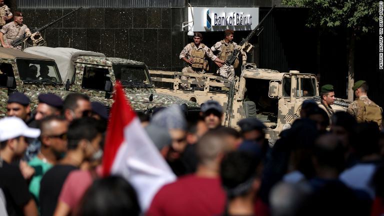 ベイルートの金融街で警備を行うレバノン軍の兵士１９日/PATRICK BAZ/AFP via Getty Images