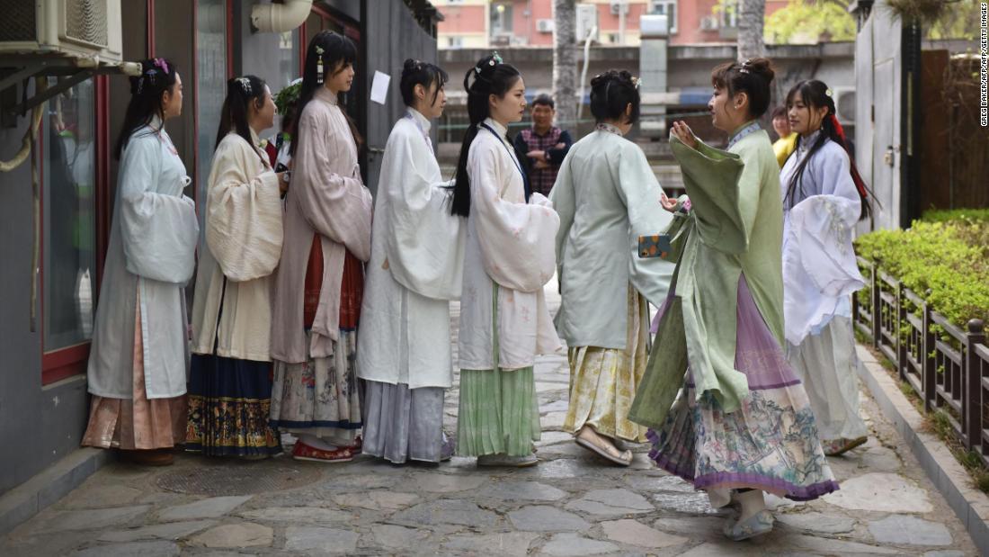 出し物のリハーサルをする女性たち。漢服ファンの集まりに向けてリハーサルに余念がない＝/GREG BAKER/AFP/AFP/Getty Images
