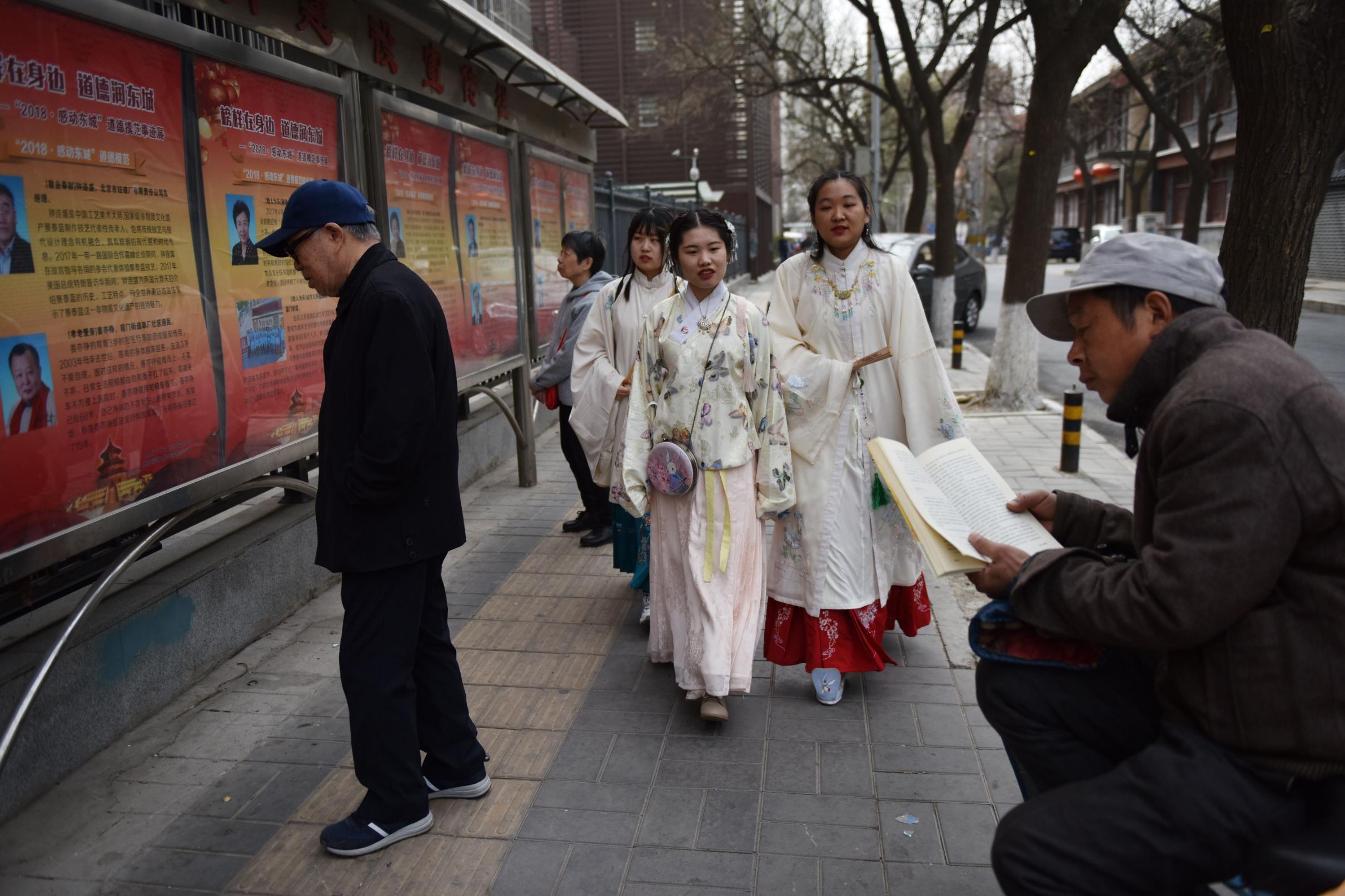 漢服ファンの集まりに参加した後、女性たちが歩道を歩く様子＝北京/GREG BAKER/AFP/AFP/Getty Images