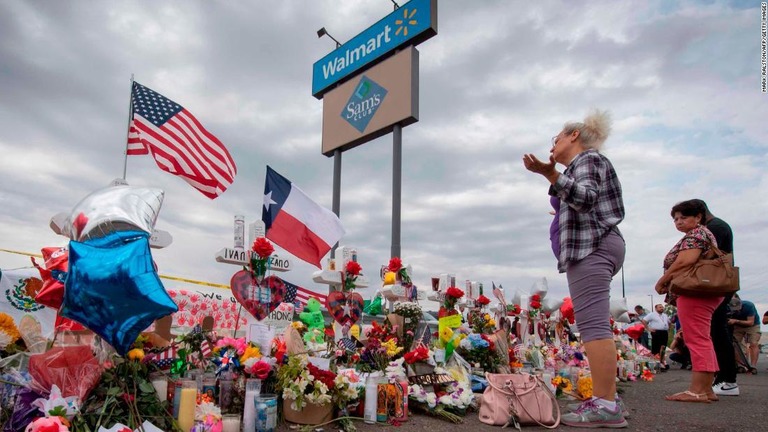 事件直後、現場となった店舗の前には多くの花が手向けられた＝８月６日/MARK RALSTON/AFP/Getty Images