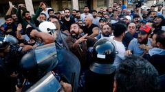 警察と衝突するヒズボラ支持者ら＝２９日、レバノン・ベイルート