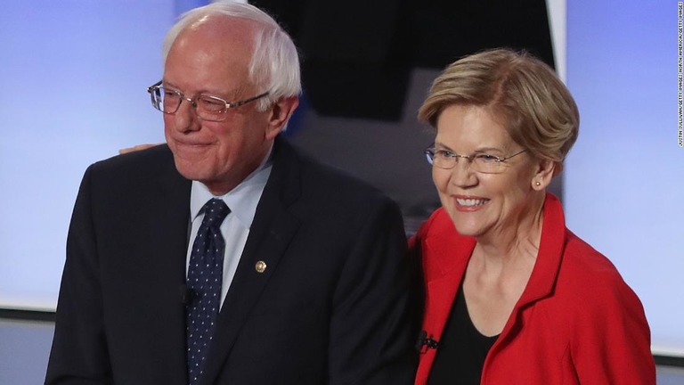 バーニー・サンダース上院議員とエリザベス・ウォーレン上院議員/Justin Sullivan/Getty Images North America/Getty Images