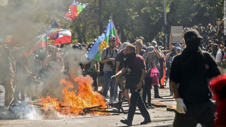 デモの激化を受け、チリで予定されていた主要な２つの国際会議が中止に追い込まれた/MARTIN BERNETTI/AFP/Getty Images