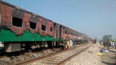 パキスタンで走行中の列車がガス爆発を起こし、少なくとも７０人が死亡した