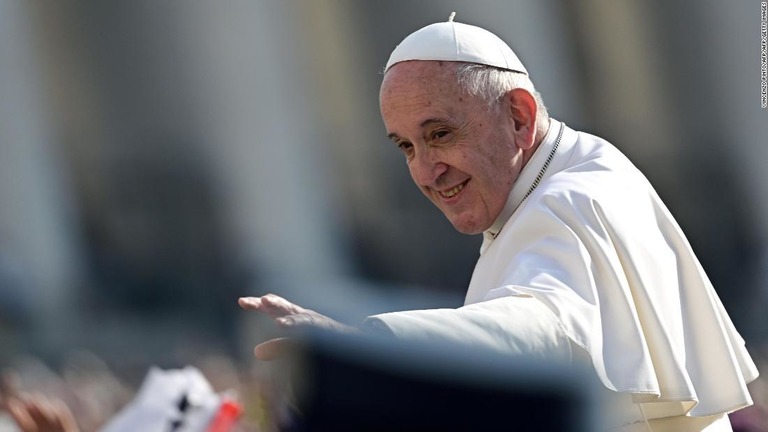 既婚男性の一部を司祭に任命する提案には、フランシスコ法王も前向きだという/VINCENZO PINTO/AFP/AFP/Getty Images