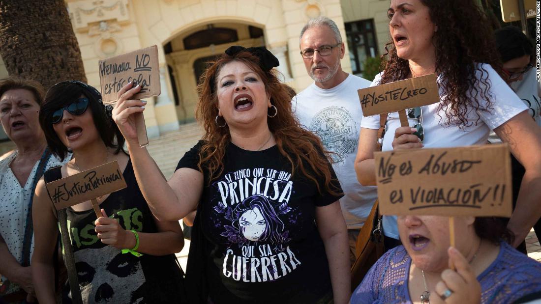被害を受けた少女への支持を訴えるデモ隊の女性＝２０１９年７月８日、スペイン・マラガ/Jesus Merida/SOPA Images/Shutterstock