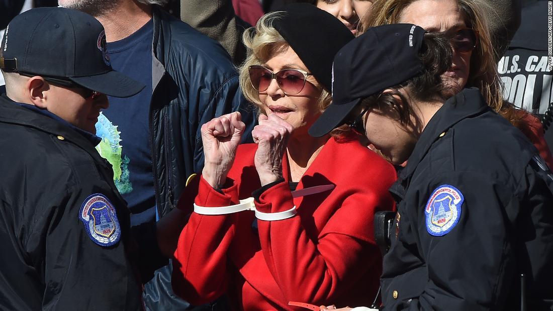 10月18日にはテレビ番組で共演したサム・ウォーターストンさんも一緒に逮捕/Olivier Douliery/AFP/Getty Images