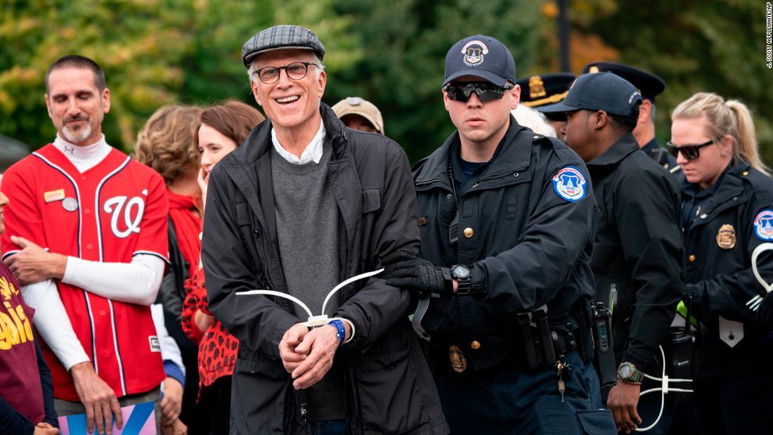 10月25日にはテッド・ダンソンさんも一緒に逮捕/J. Scott Applewhite/AP