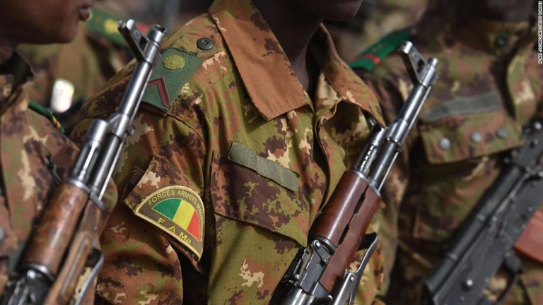基地の警備にあたるマリ軍兵士/ALAIN JOCARD/AFP/Getty Images