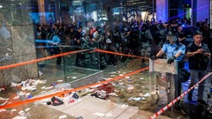 刃物男の襲撃で４人負傷、民主派の政治家が耳食いちぎられる　香港