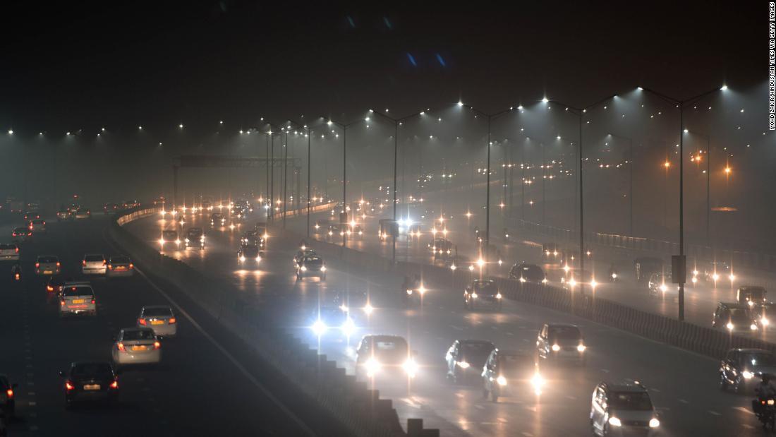 スモッグの影響で市内の視界が悪くなっている/Mohd Zakir/Hindustan Times via Getty Images