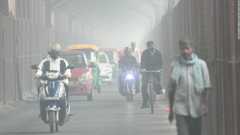 インド・ニューデリーで大気汚染が「耐え難い」レベルにまで悪化している/Raj K Raj/Hindustan Times via Getty Images