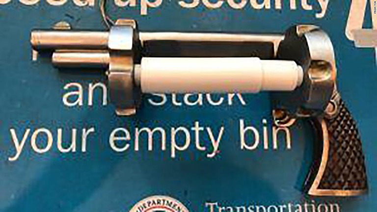 銃の形をしたトイレットペーパーホルダーの持ち主が手荷物検査で止められる出来事があった/from TSA