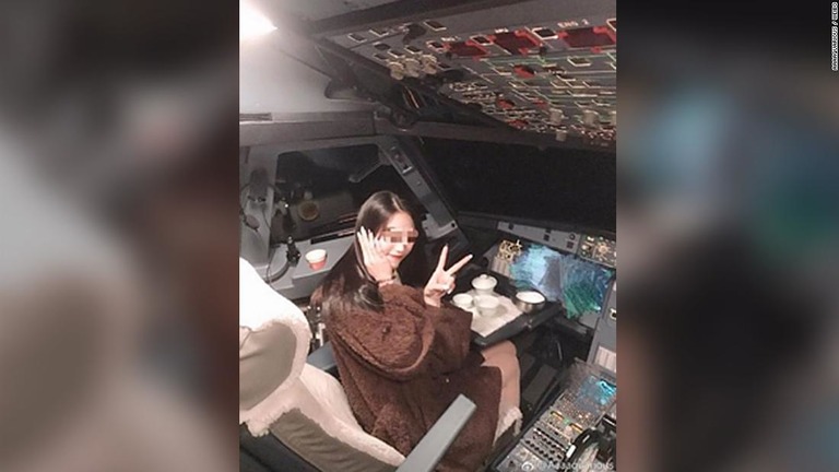 操縦席に座ってＶサインをする女性の写真がインターネット上で拡散した/Aaaaquarious / Weibo