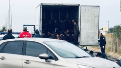 冷蔵トラックの荷台から４１人の移民発見、全員無事　ギリシャ