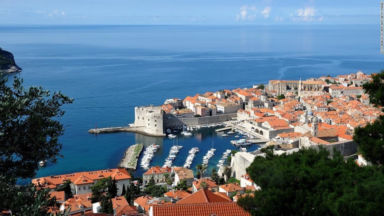 クロアチアで人気の観光地、ドブロブニクの市長が新たな観光公害対策を提案/ELVIS BARUKCIC/AFP/AFP/Getty Images