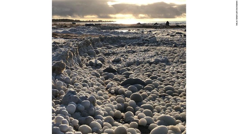 ハイルオト島に卵形をした流氷が海岸に積み重なる光景が出現した/Tarja Terentjeff/Instagram