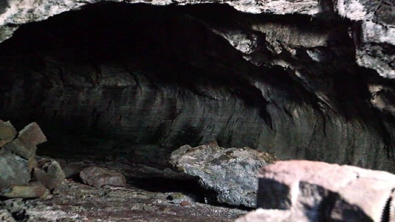ハワイ島の男性が、自宅の庭にあった溶岩洞に転落し死亡した