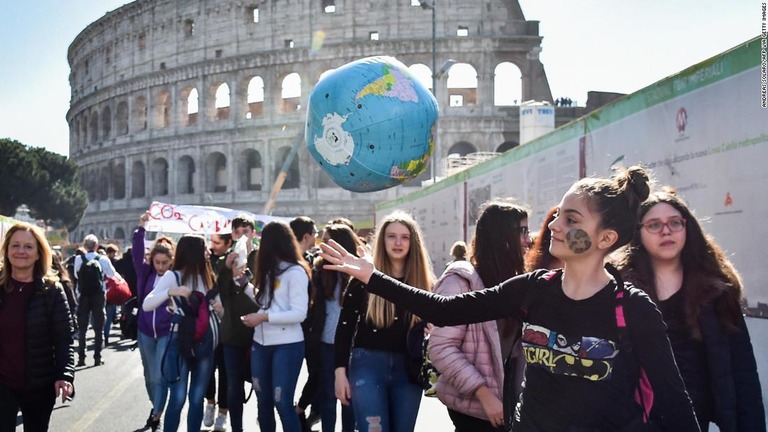 イタリアの公立校で来年から気候変動に関する授業が義務化される/ANDREAS SOLARO/AFP via Getty Images