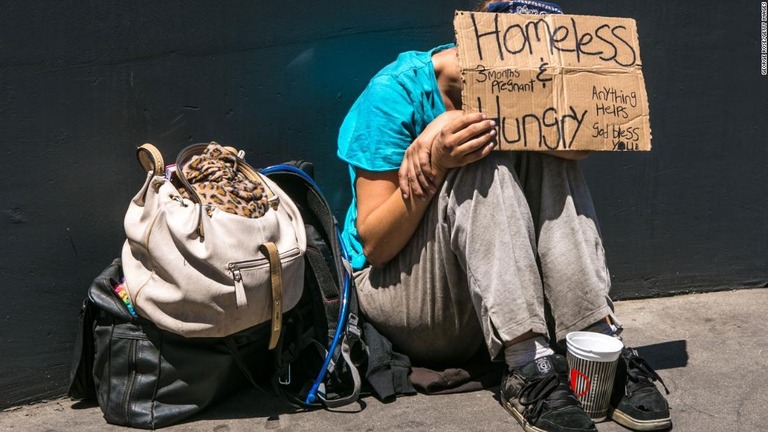 ラスベガス市議会で、ホームレスの人々の追放を狙い、市内中心部や住宅地の路上で寝るなどすることを禁じる条例案が可決された/George Rose/Getty Images
