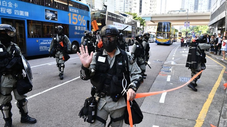 デモの現場で非常線を張る香港の警官隊/Anthony Wallace/AFP/Getty Images