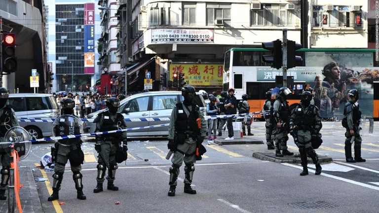 香港警察がデモの参加者に向け、実弾を発砲した/ANTHONY WALLACE/AFP/AFP via Getty Images