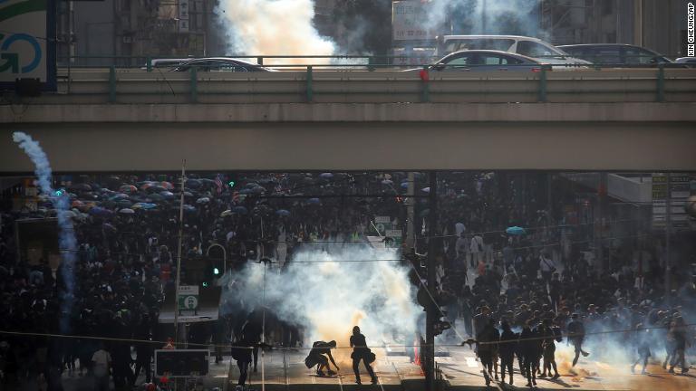 黒い服を着て集まるデモ参加者ら＝２日/Kin Cheung/AP