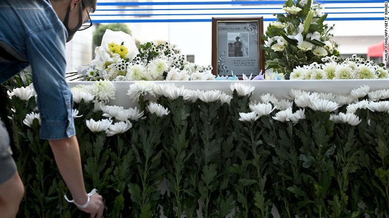 死亡した大学生の追悼で花をたむける人/Philip Fong/AFP/Getty Images
