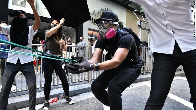 投石器を使うデモ参加者＝１１日、香港/Anthony Wallace/AFP/Getty Images