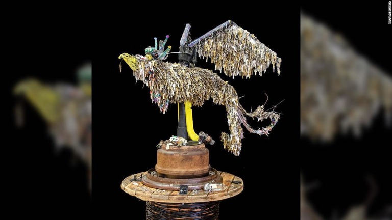 山火事で焼失した家屋などの鍵１万８０００個以上を使って制作された不死鳥の像/Douglas Keister
