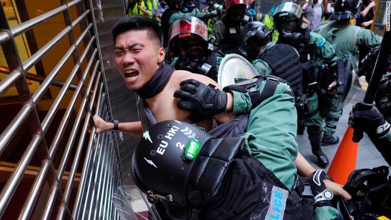 拘束される抗議者/Vincent Yu/AP