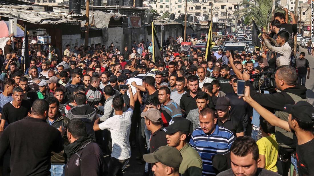 バハ・アブアタ司令官の葬儀に集まった人々/SAID KHATIB/AFP via Getty Images
