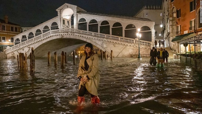 イタリアの観光地ベネチアで異例の高潮が発生/Stefano Mazzola/Getty Images